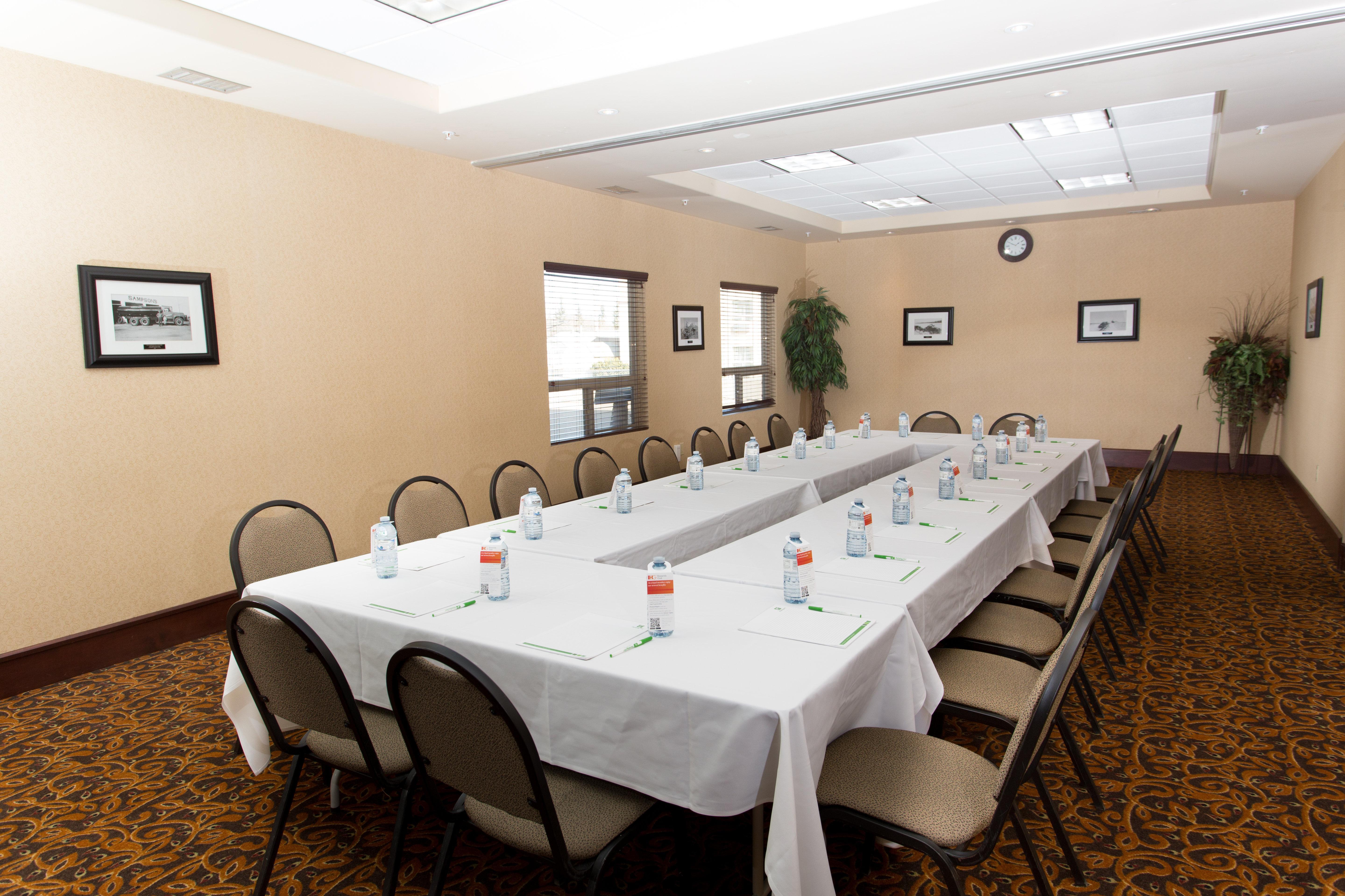 Holiday Inn & Suites Lloydminster By Ihg Bagian luar foto