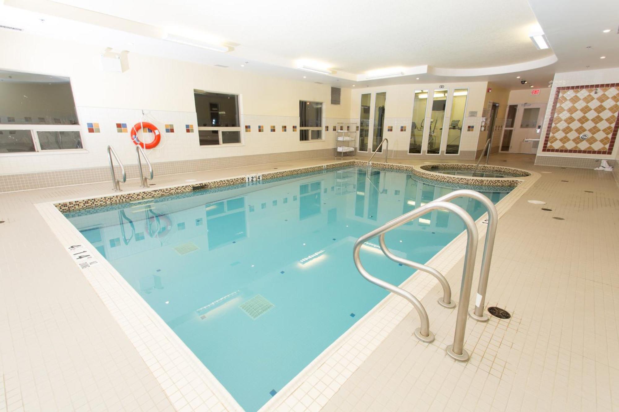 Holiday Inn & Suites Lloydminster By Ihg Bagian luar foto